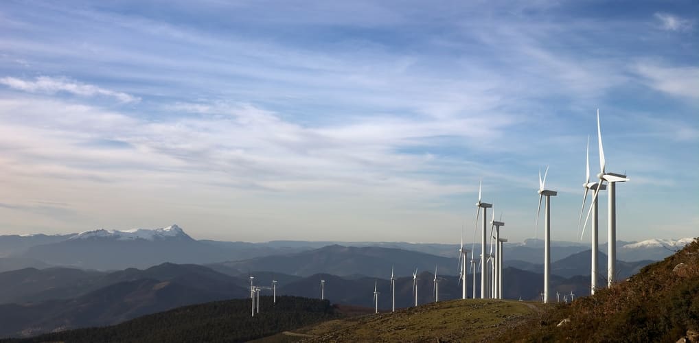 Landschaft mit Windkraftanlagen